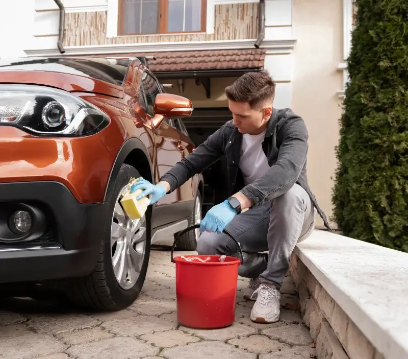 Lavage auto à domicile Ménestreau-en-Villette : professionnel intervenant sur un véhicule